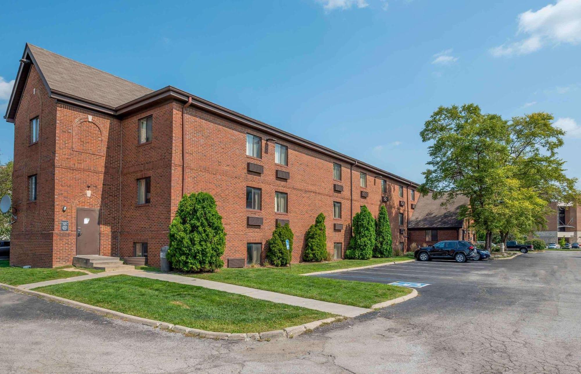Suburban Studios Indianapolis Northwest - College Parks Exterior photo